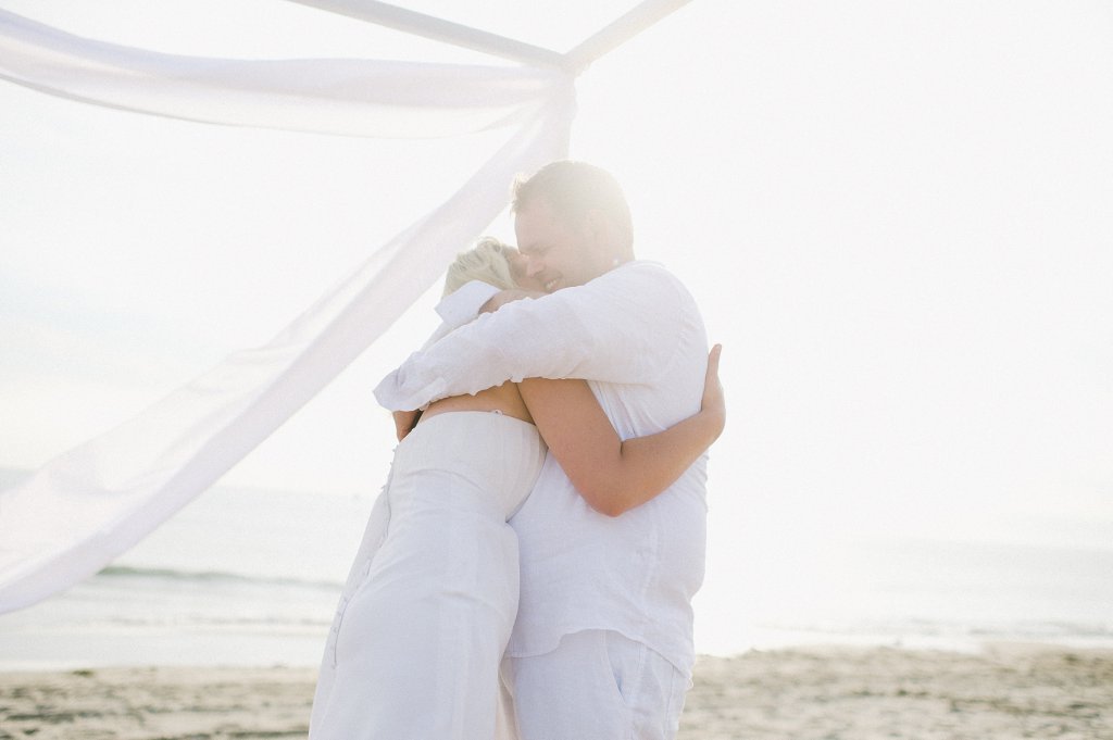 Photo Brautpaar umarmt sich am Strand